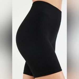 Fabletics Cloud Seamless High-Waisted 7" Ribbed Short